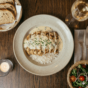 Piept De Pui Cu Sos Gorgonzola Si Orez Basmatic